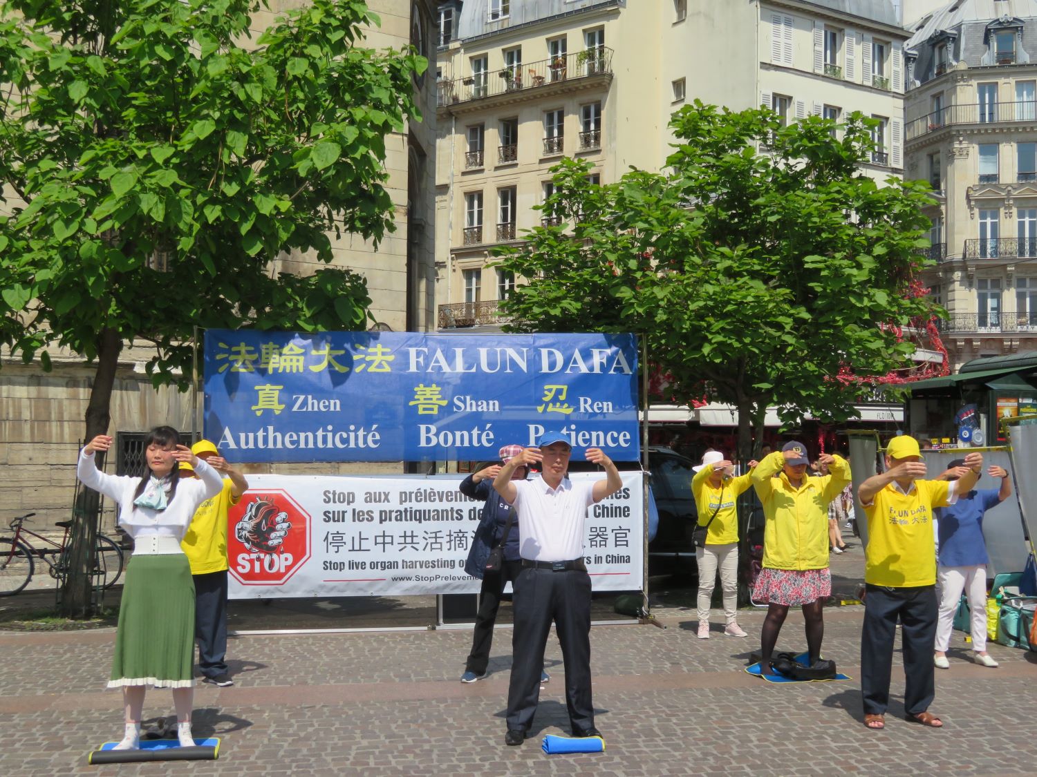 图1:二零二三年五月二十七日下午,法轮功学员在巴黎一区的夏特雷(Châtelet)街区进行了炼功、讲真相和征签反迫害的活动。
