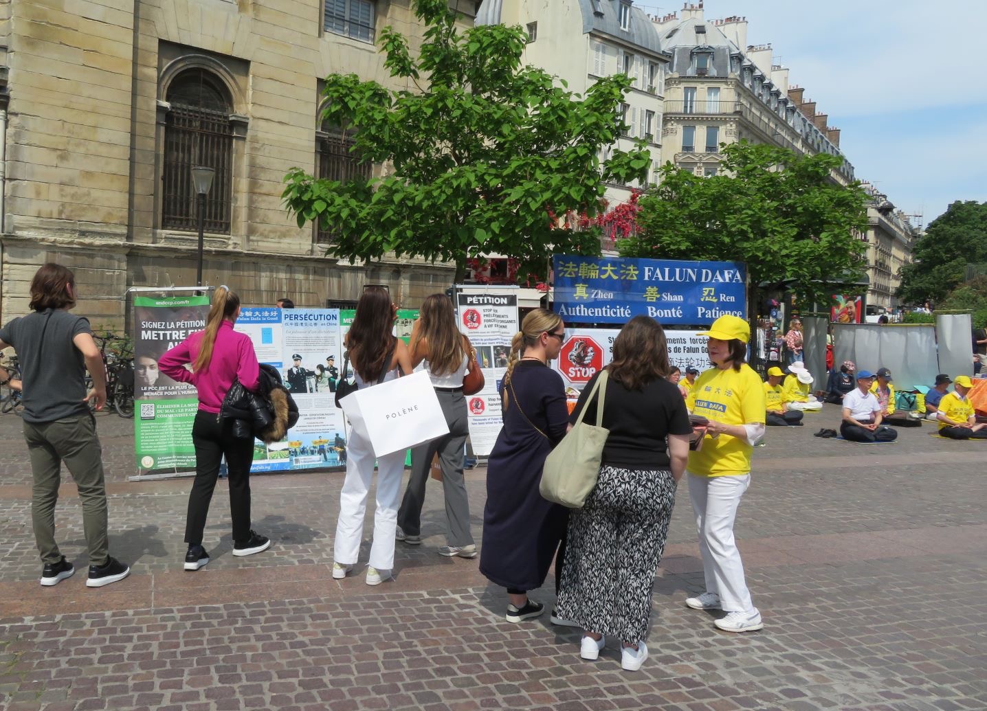 图2~3:人们在夏特雷(Châtelet)街区的真相点观看法轮功的真相展板,了解真相。