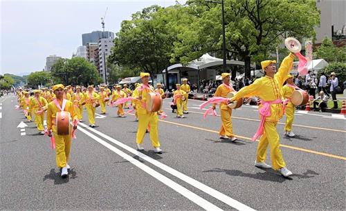 '图1~5:法轮功学员受邀参加第四十六届广岛鲜花节游行。'
