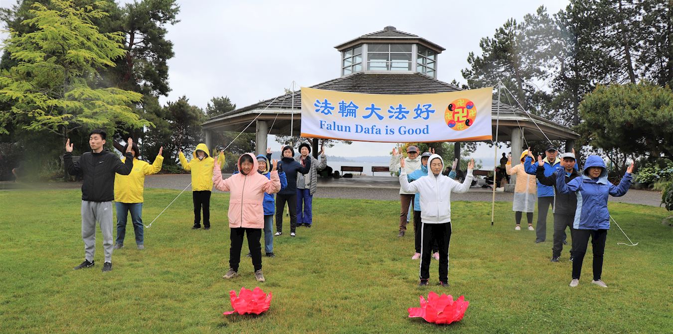 '图1:西雅图法轮功学员在滨海公园集体炼功并弘法'