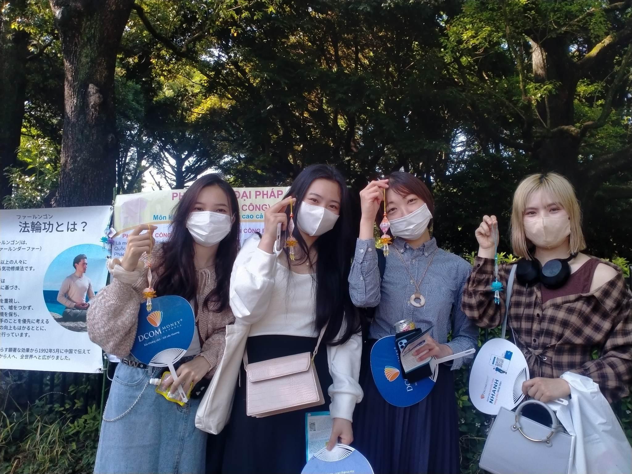 图4:听了真相的市民手持小莲花在展位前合影。