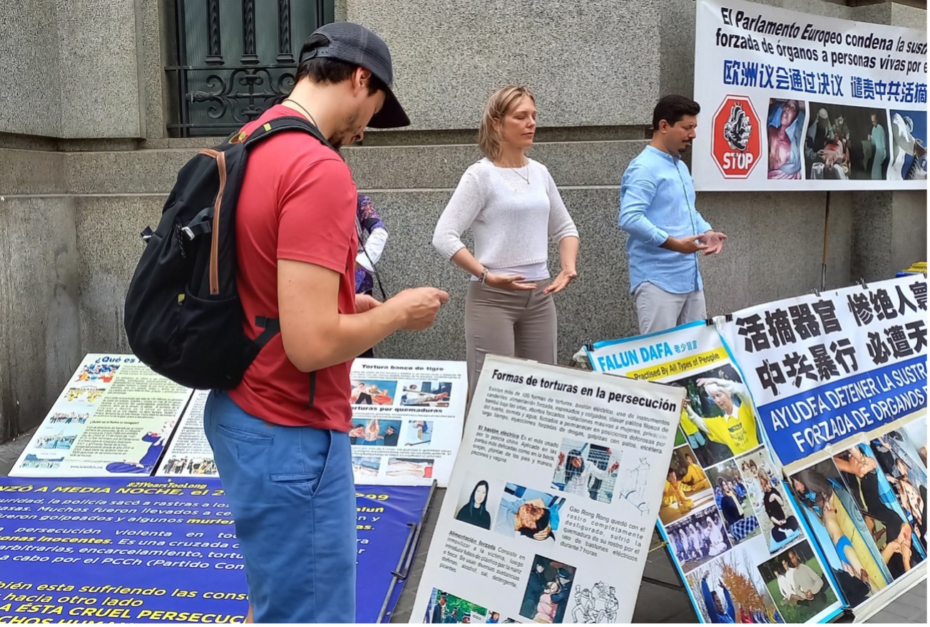 图2:法轮功学员向民众展示五套功法