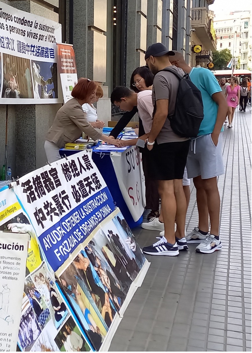 图3:路过的民众在征签表上签名