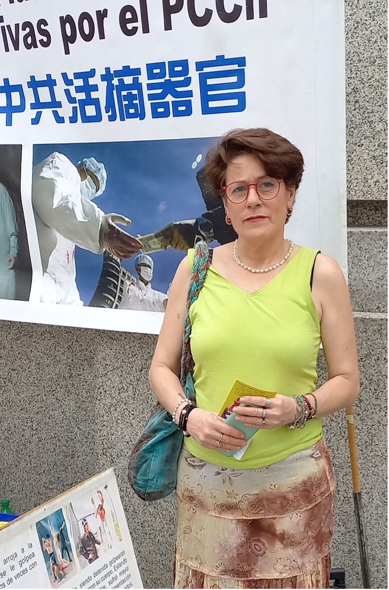图5:苏珊娜手持法轮大法资料