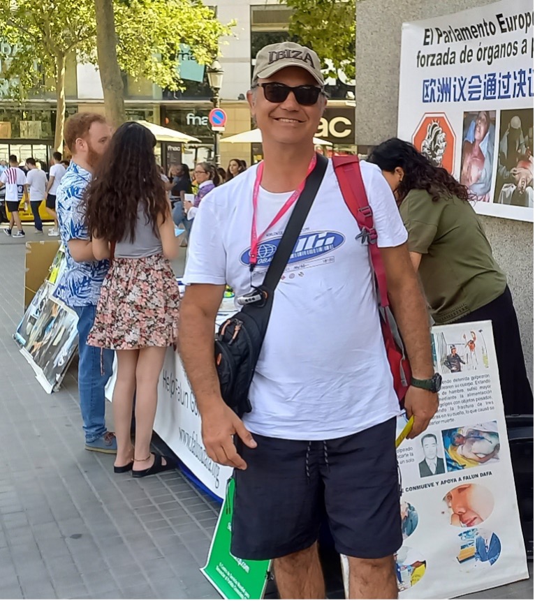 图8:来自阿根廷的游客毛里西奥正在了解法轮大法