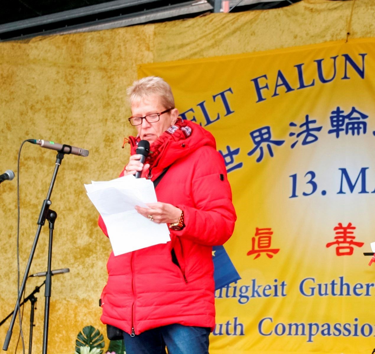 '图5:德国国会议员乌丽珂·尼森(Ulrike Nissen)于二零一九年五月十一日,在法兰克福世界法轮大法日庆祝活动中致词。'