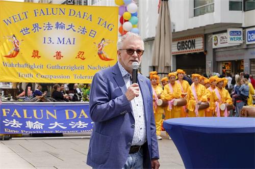 '图6:今年,二零二三年五月六日,欧洲议会议员米歇尔·戛勒(Michael Gahler)再次来到世界法轮大法日庆祝活动现场,表支持。'