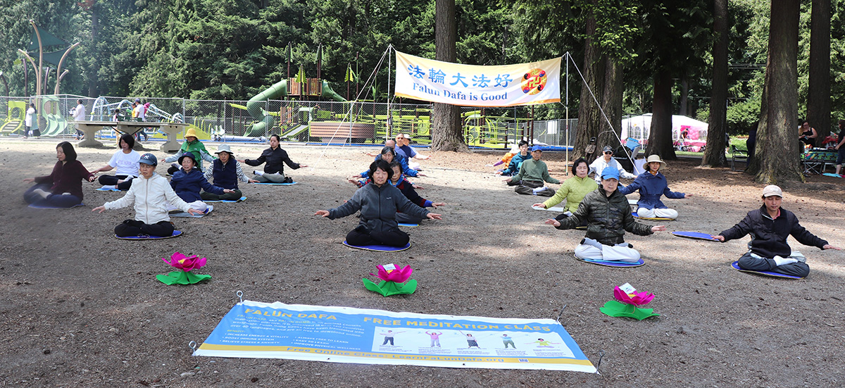 图2:西雅图法轮功学员在城市森林公园集体炼功,图为展示第五套功法