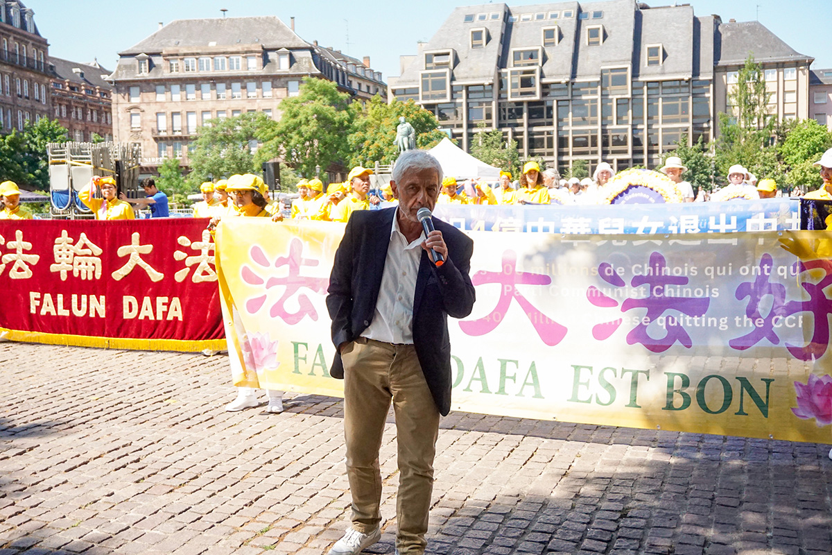 图10:“国际人权协会”中国部负责人休伯特在集会上做了演讲