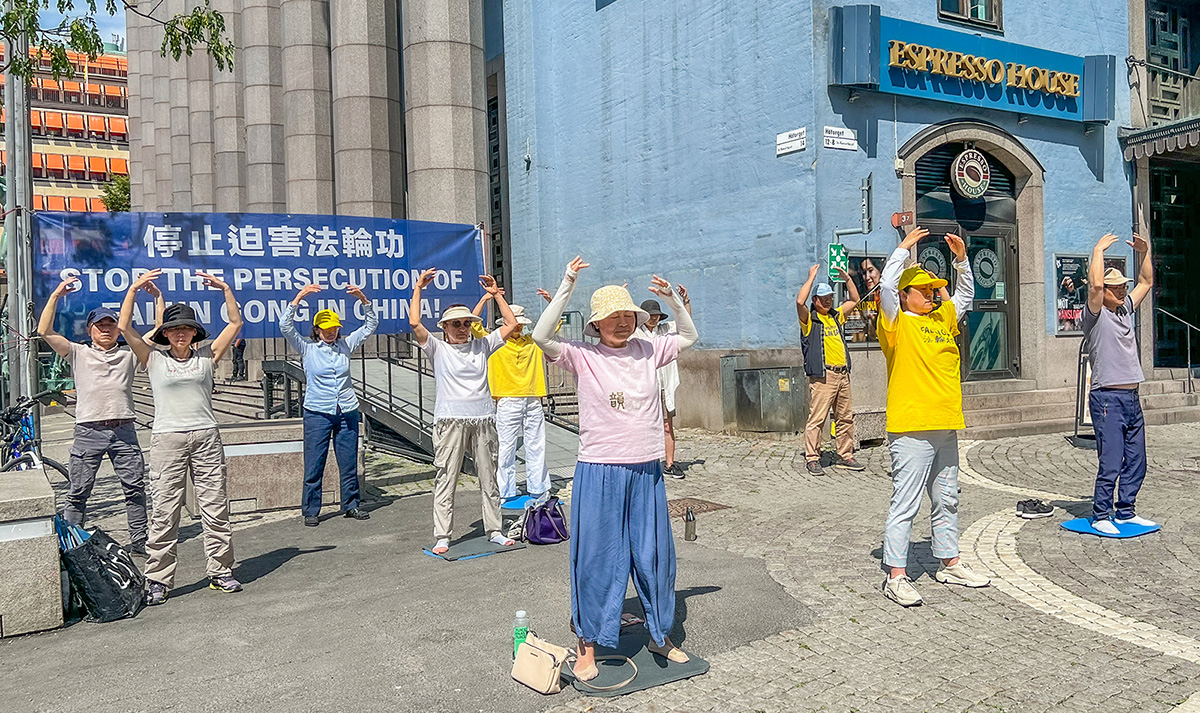 图7~8:二零二三年六月二十四日,法轮功学员在斯德哥尔摩音乐厅旁举办讲真相活动,揭露中共迫害,并征集反迫害签名。