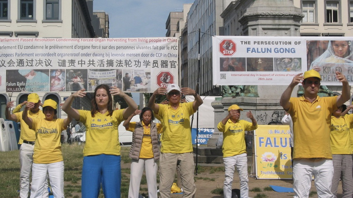 图1~2:欧洲议会前法轮功学员呼吁欧洲议会制裁中共持续二十四年的迫害行动。