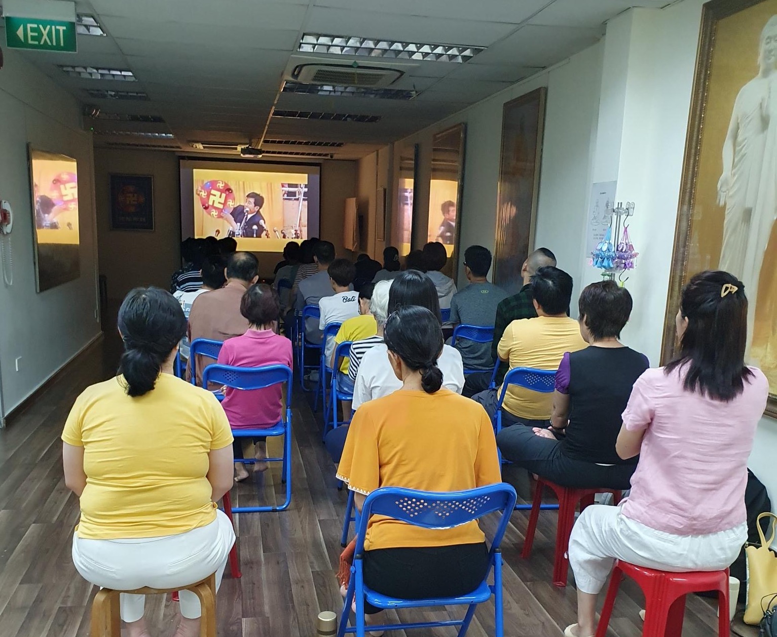 图:新学员们观看法轮大法创始人李洪志先生的讲法录像。