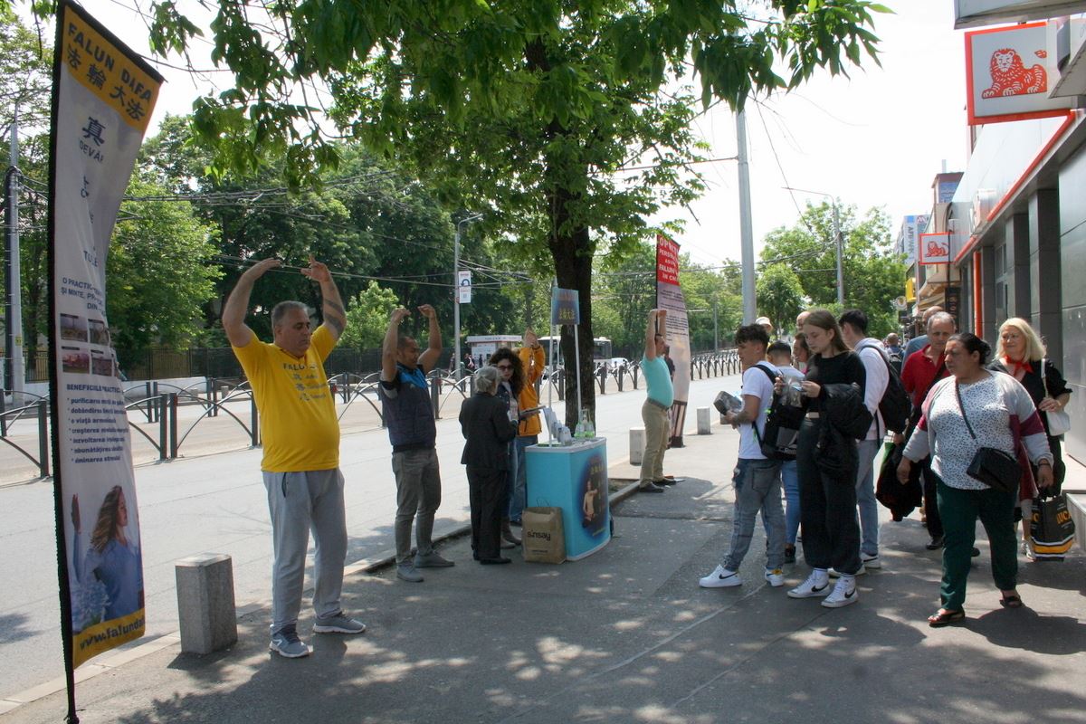 '图3:法轮功学员在活动中演示功法。'