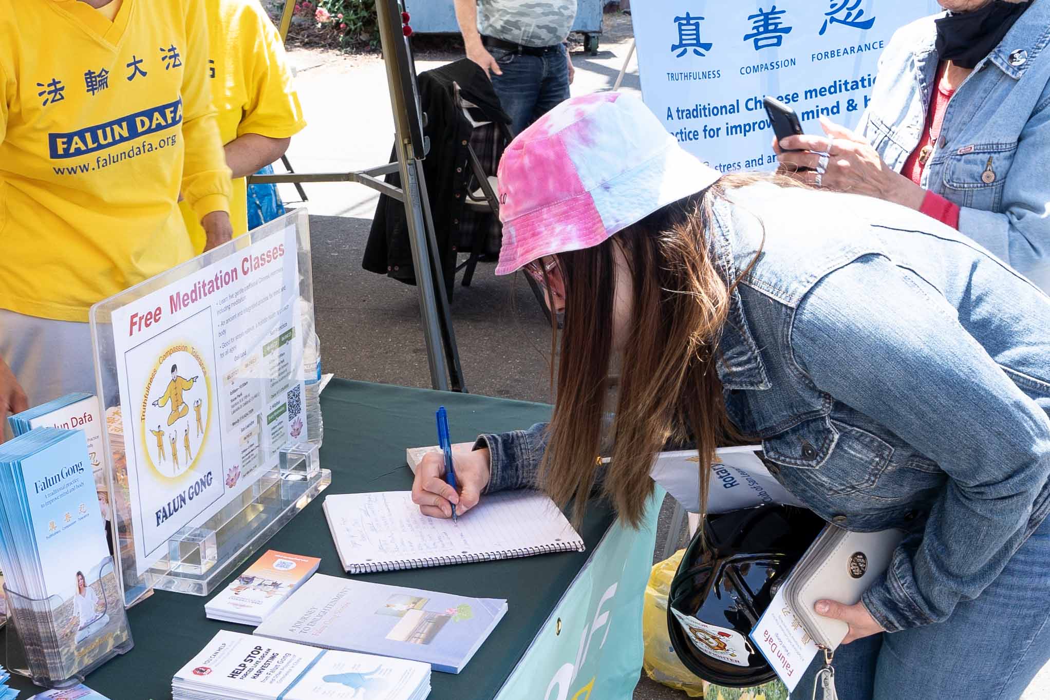 图19:人们报名参加法轮功教功班