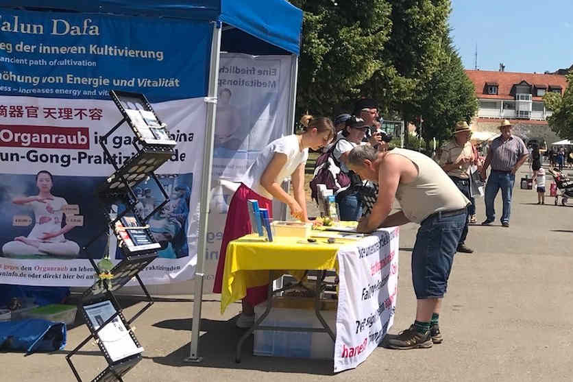 图5:民众在腓特烈港签名支持法轮功学员反迫害