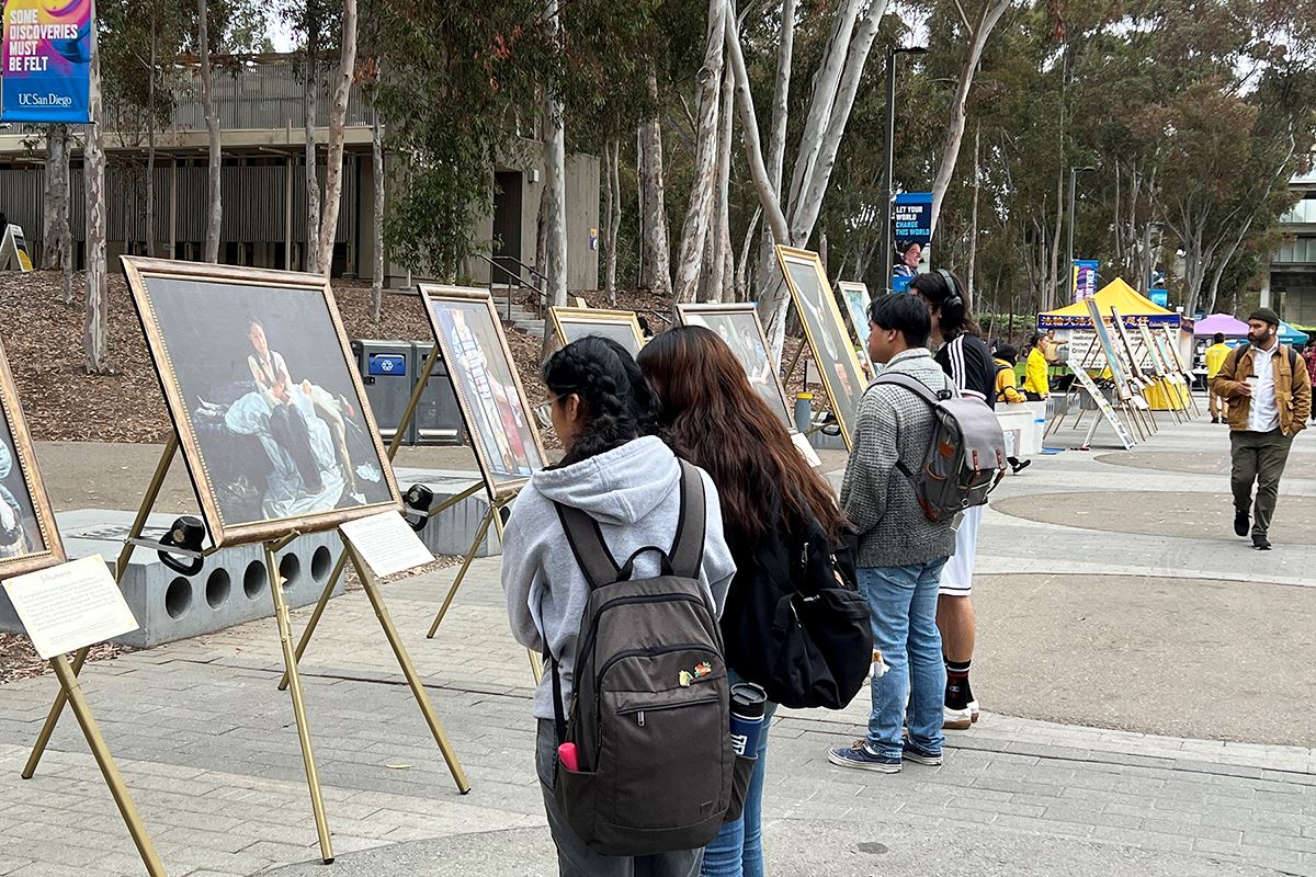 '图1~3:圣地亚哥学员们在加州大学圣地亚哥分校(UCSD)举办真善忍画展,向大学师生讲真相'