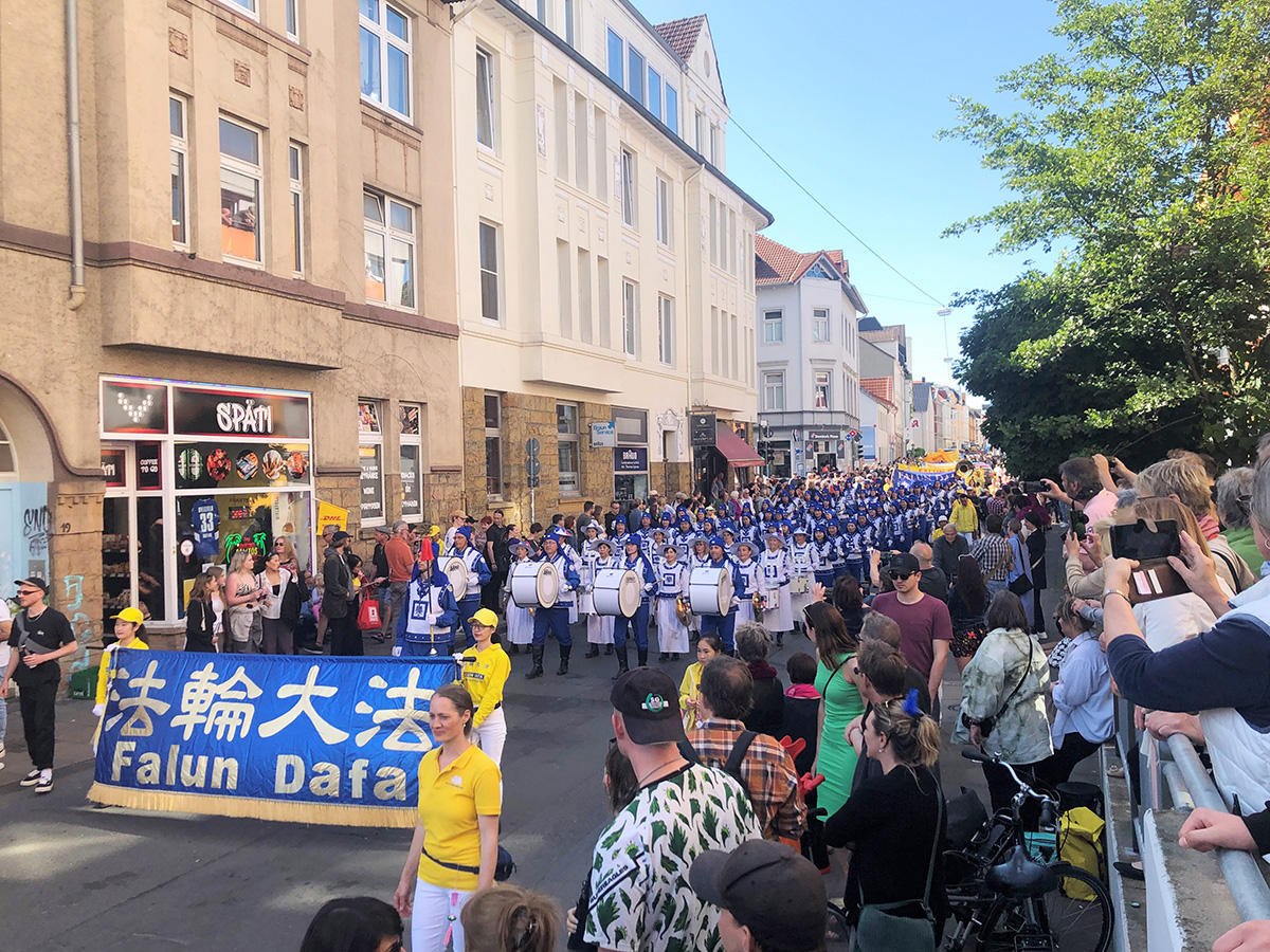 图1:二零二三年六月三日,法轮功学员参加了德国比勒费尔德市(Bielefeld)第二十五届文化游行节,学员们的队伍受到民众欢迎。