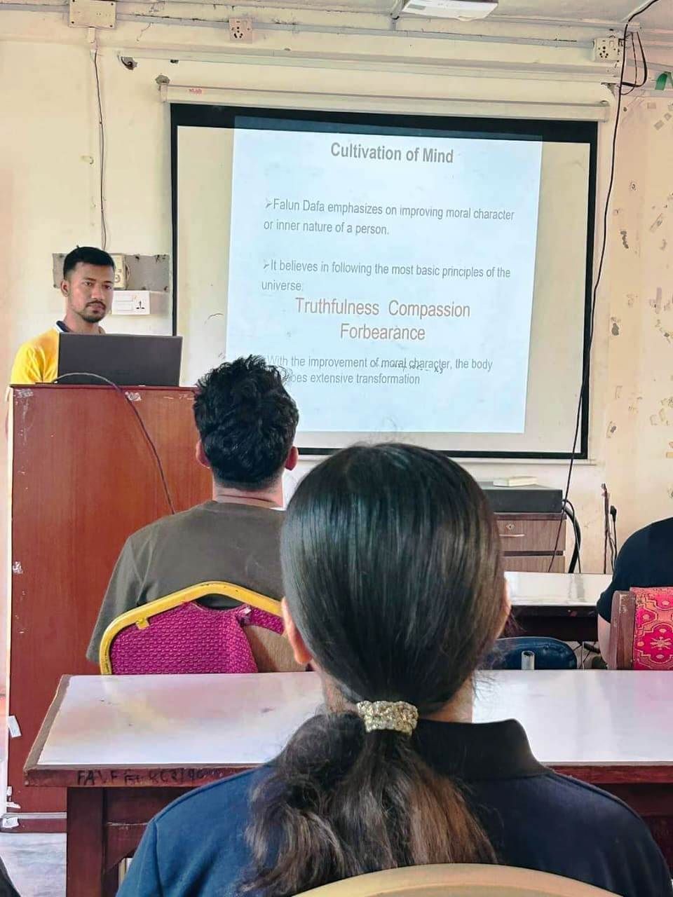 图1:普瑞在农业和动物科学研究所介绍法轮大法。