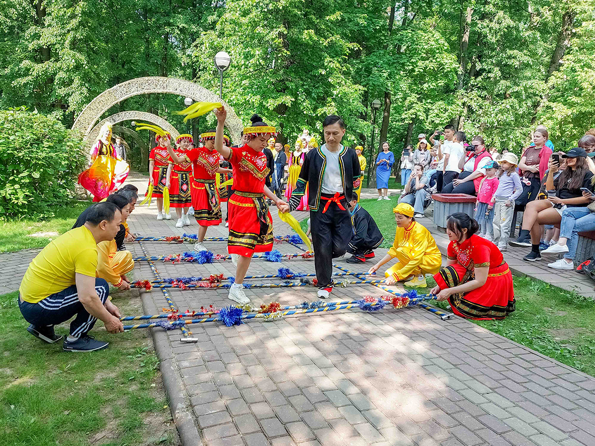 图1~6:二零二三年五月二十七日,法轮功学员在莫斯科的维德诺耶中央公园的游行,让人们了解法轮大法的美好。