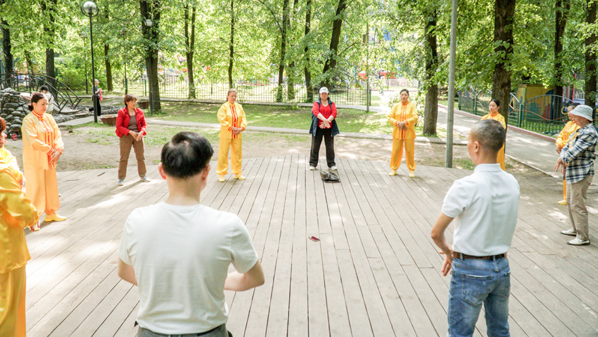 图12:音乐会结束后,法轮功学员的功法展示。