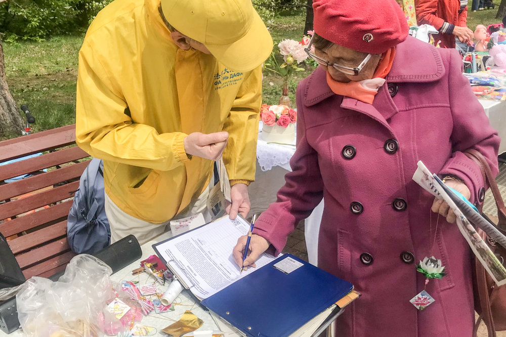图3:这位女士了解情况后在支持学员反迫害的请愿书上签名。