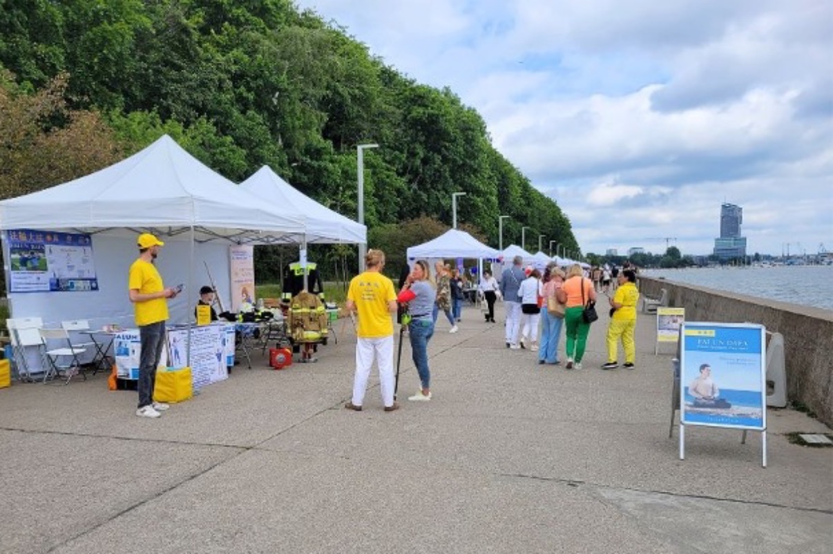图1:二零二三年六月十八日,波兰格丁尼亚(Gdynia)举行了年度非政府野餐会,法轮大法学员借此机会在海滨长廊旁设置了一个展位,向波兰民众介绍法轮大法。