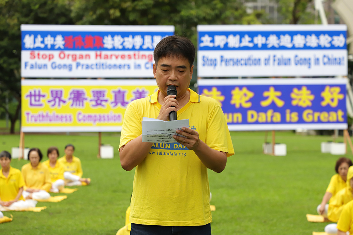 图3:新加坡法轮佛学会发言人林先生在集会上发言。