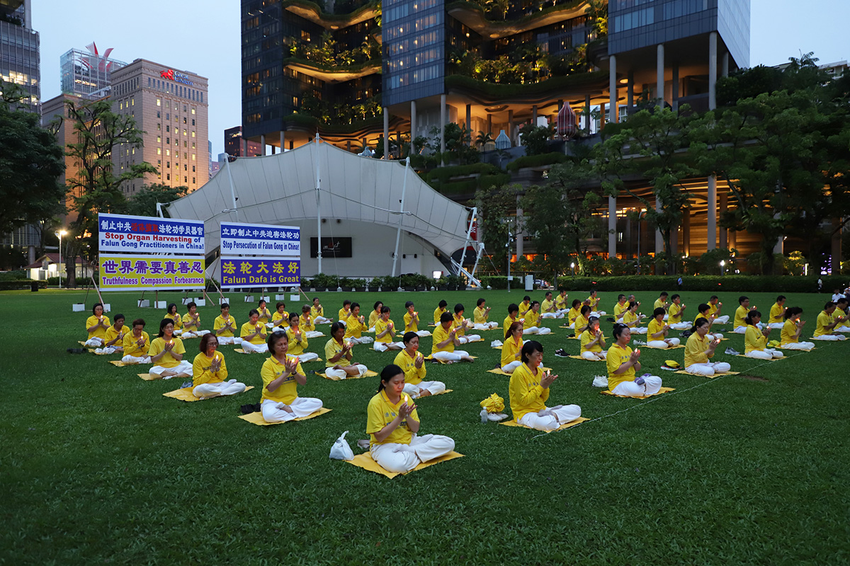 图9:夜幕降临时,学员们点亮烛光,默默悼念二十四年来为坚守正信被迫害致死的中国法轮功学员。