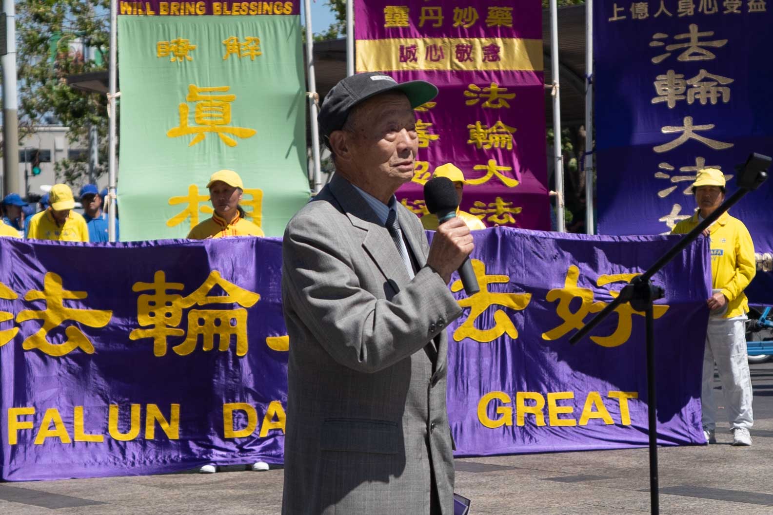 图20:前中国大学教授余先生在集会上发言