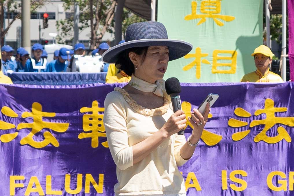 图21:法轮功学员赵晨在宣读国会议员Kevin Kiley的来信