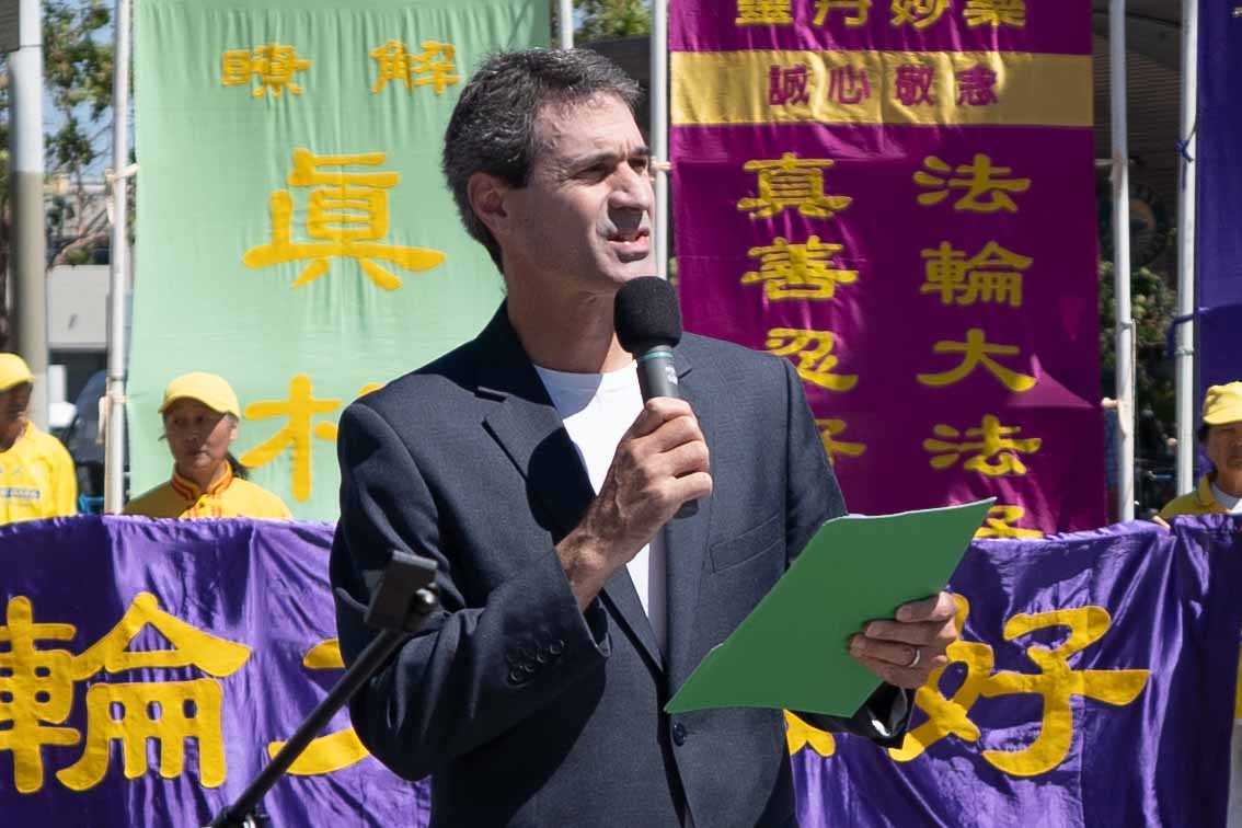 图22:法轮功学员李定宣读了里士满市议员Soheila Bana发来的支持信