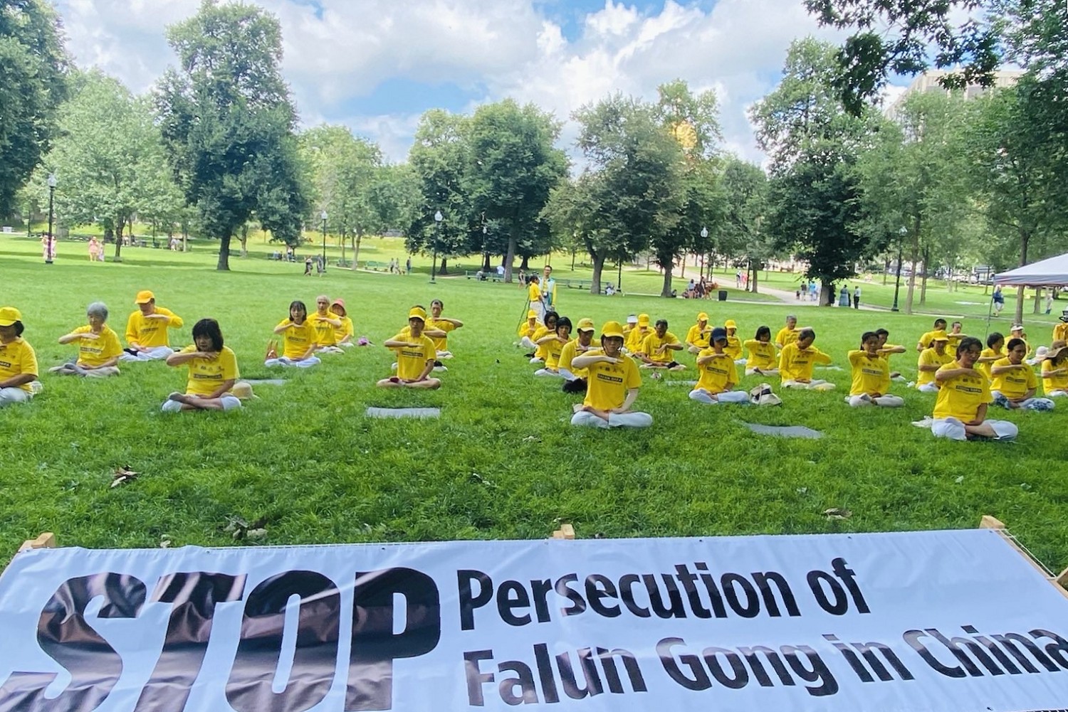 图1:二零二三年七月十五日,波士顿地区法轮功学员在市中心著名的波士顿公园集会炼功,呼吁停止这长达二十四年的暴行。