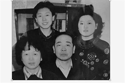 '法轮功学员侯利军(左上)及妈妈康淑琴(左下,已被迫害致死)、爸爸(6/23离世)、姐姐。(Karen Kang女士提供)'