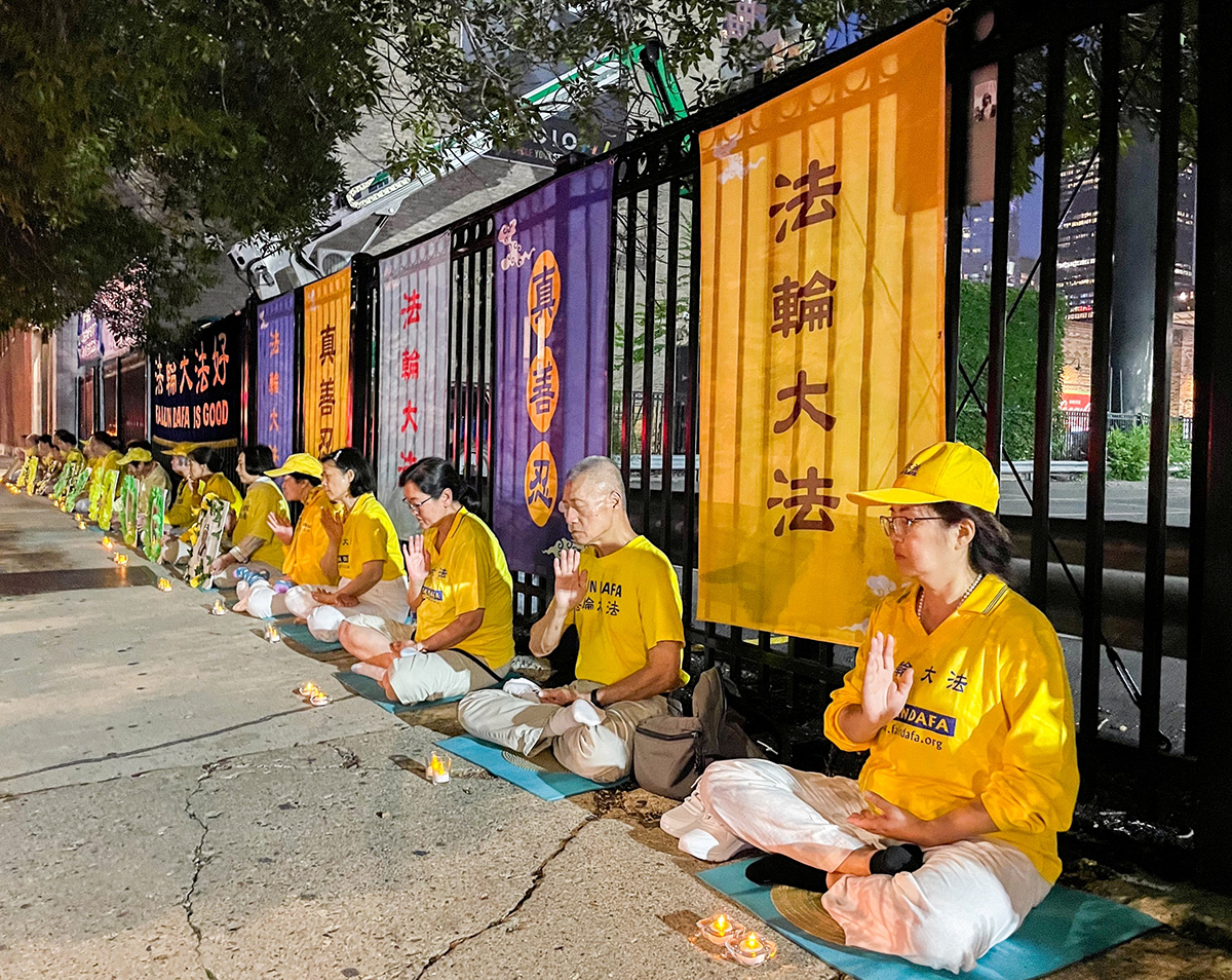 图4~5:二零二三年七月十五日傍晚,大芝加哥地区的部份法轮功学员在中领馆前烛光夜悼,揭露和抗议中共二十四年来对法轮功学员的残酷迫害。