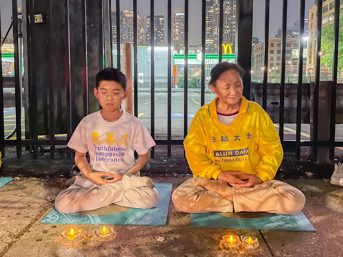 图6:法轮功学员夏女士(右一)悼念被迫害致死的同修。