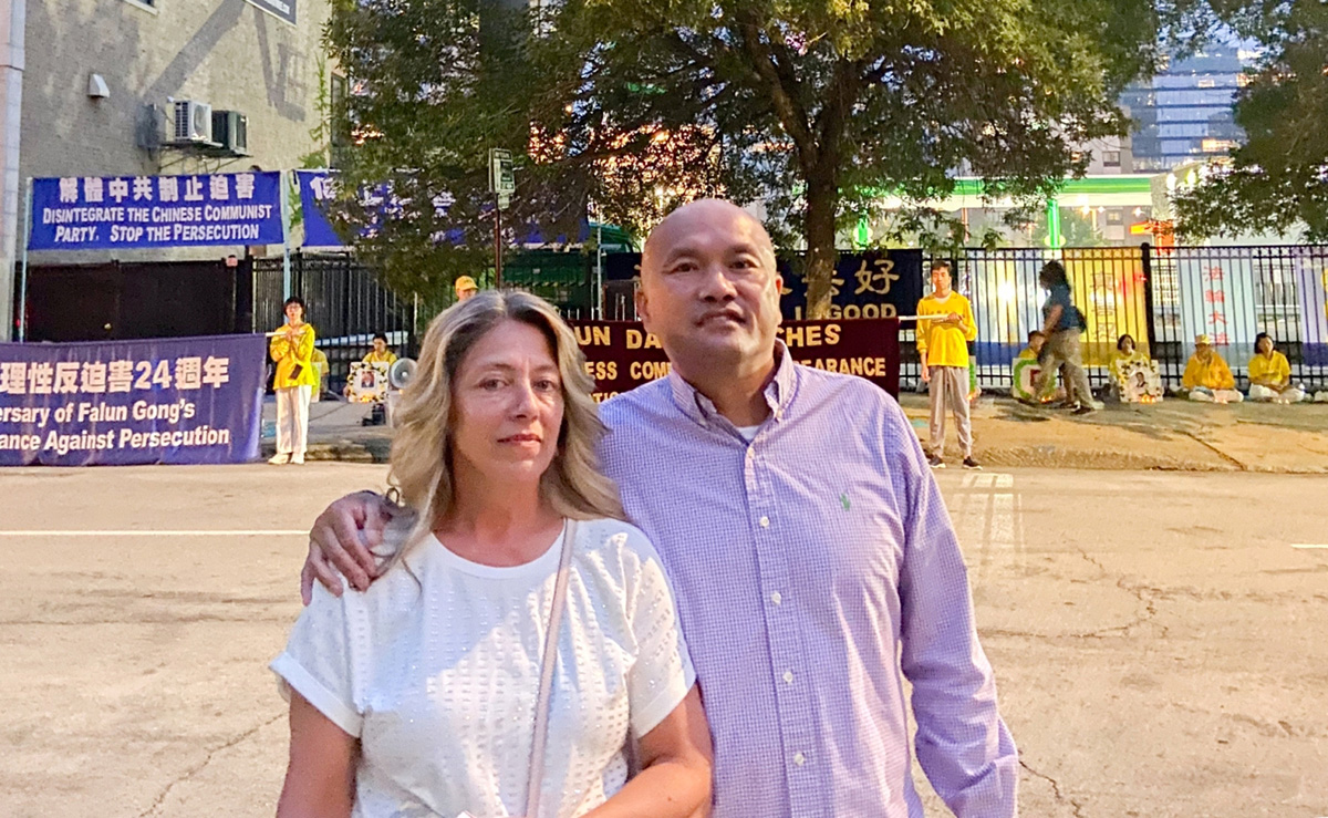 图15:特丽·梅斯(Terri Metz,左)和皮特·王(Pete Wong,右)支持结束中共邪党。