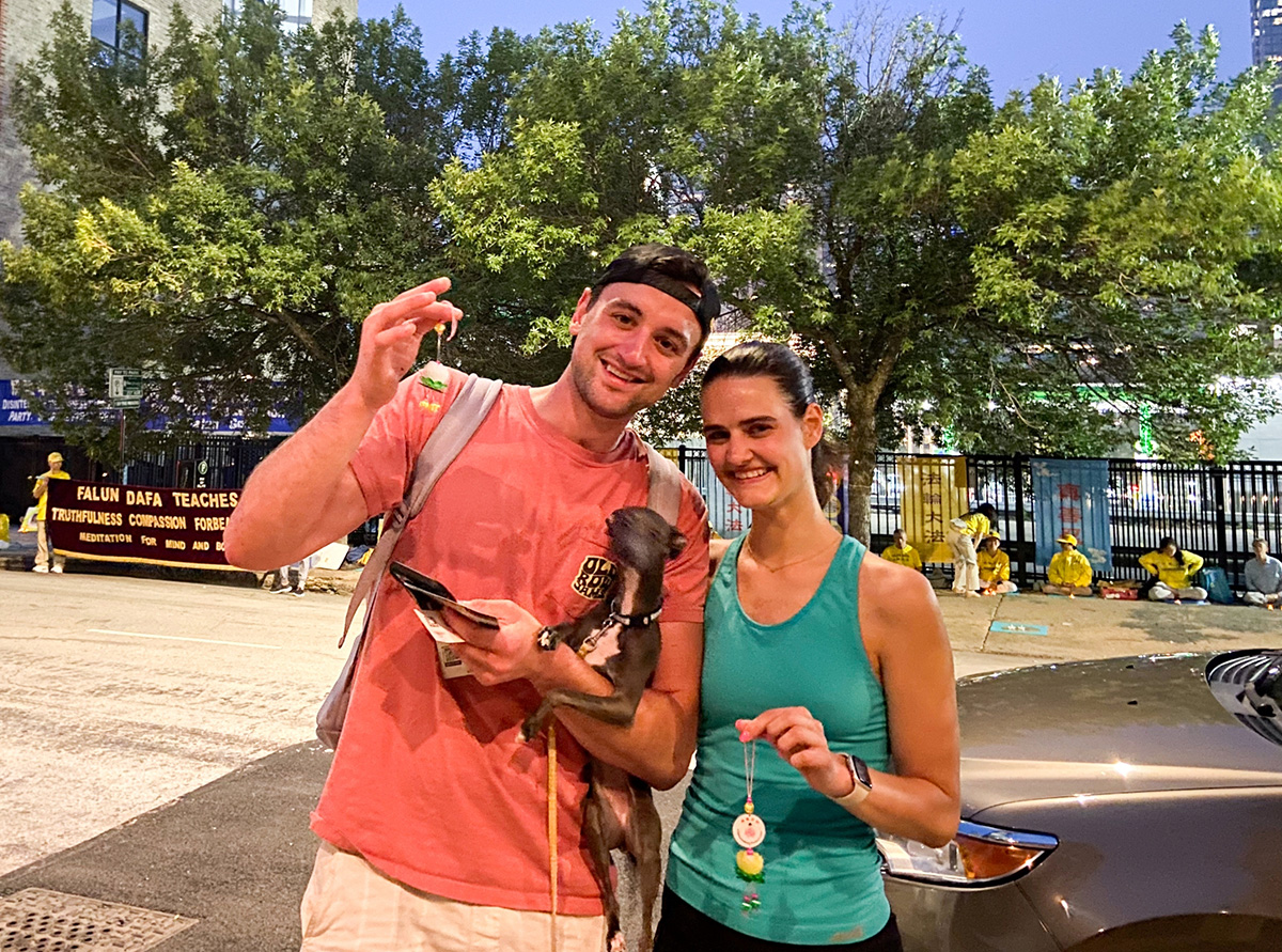 图18:安东尼·佩里尔(Anthony Perrier)和阿曼达·德弗里斯(Amanda Devries)说:“我支持结束中共,事实上,我们必须结束它。”