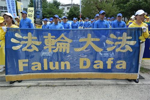'图1:在爱染公园等待出发的游行队伍'