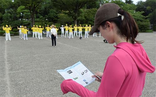 '图7:阅读法轮功资料的奈绪小姐'