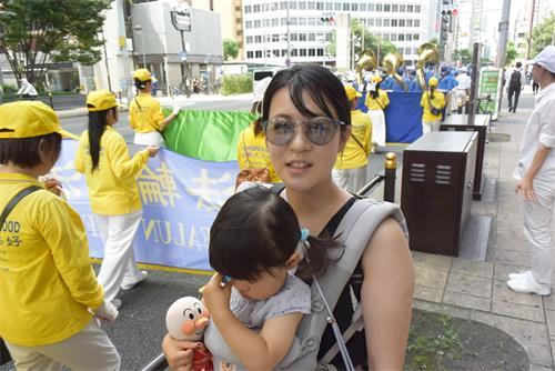 '图9:住在大阪市的田中小姐看到游行说“加油!”'