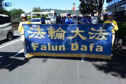'图12:从御池大桥出发的游行队伍'