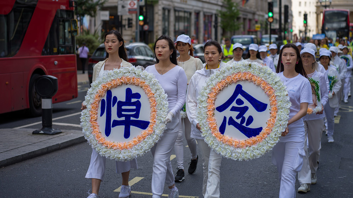 图1~2:法轮功学员游行队伍经过伦敦市中心