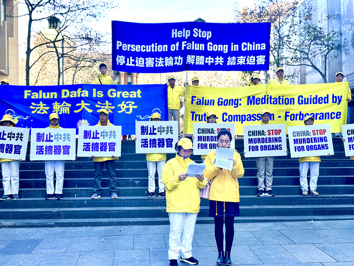 图10:法轮功学员魏珺(左一)