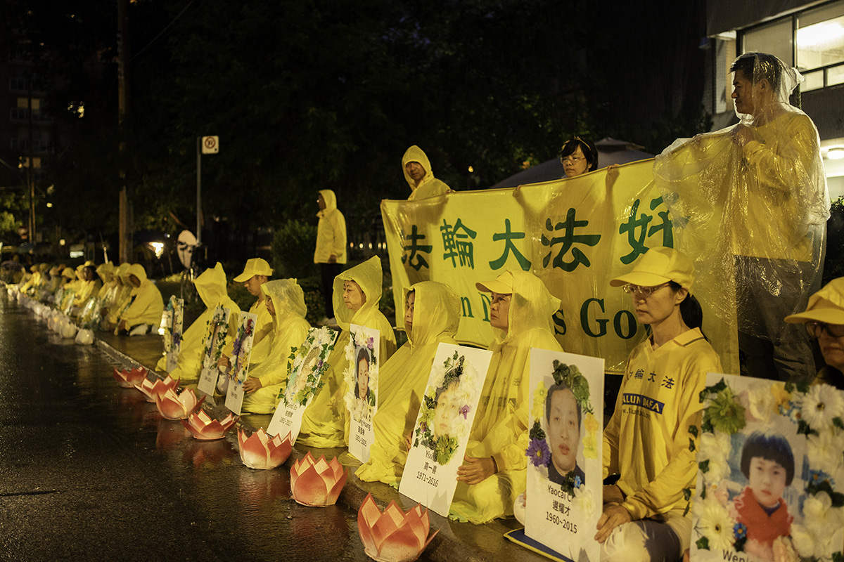 '图11~14:加拿大法轮功学员在中领馆前烛光夜悼'