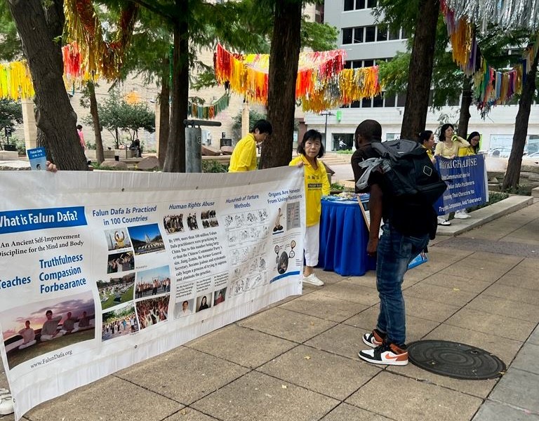 '图5~6:法轮功学员向过往行人介绍法轮功,揭露中共的迫害'