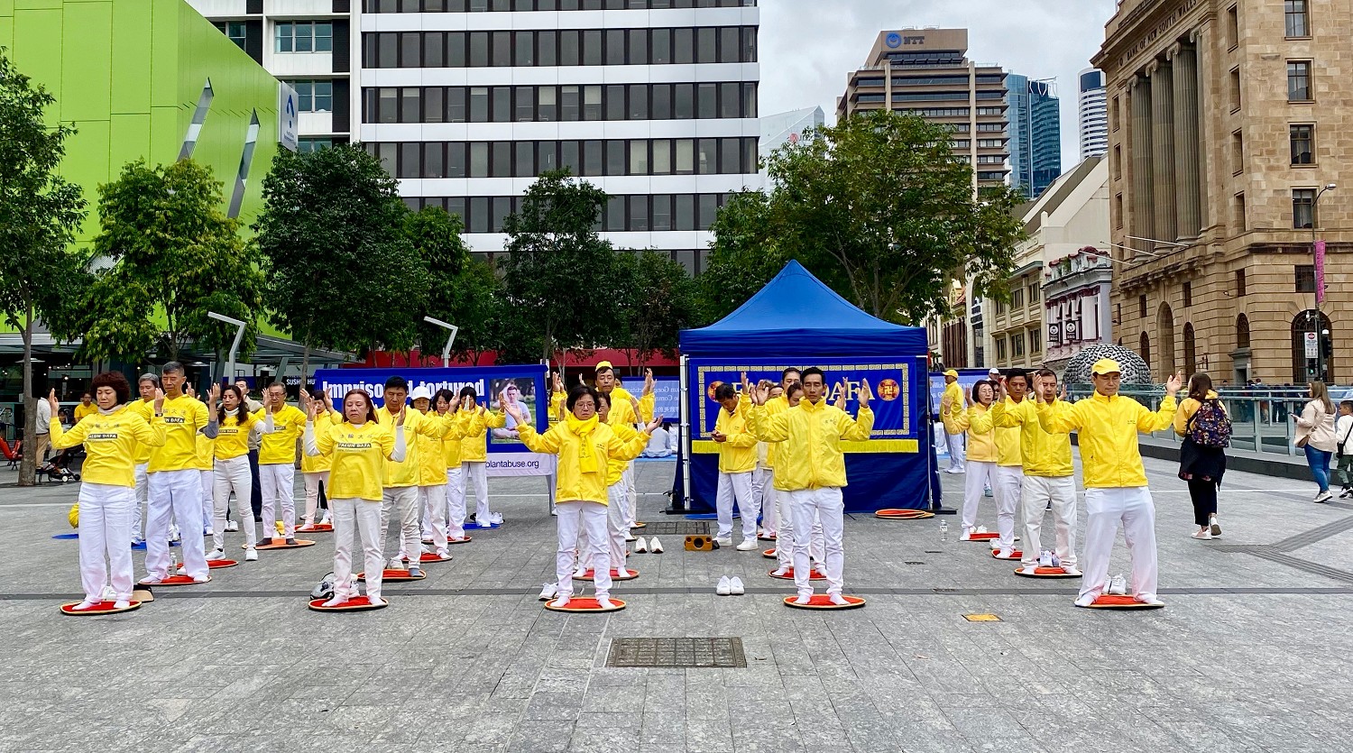 图10:法轮功学员在布里斯本广场(Brisbane Square)举行了集体炼功,向人们介绍法轮功及其真相。