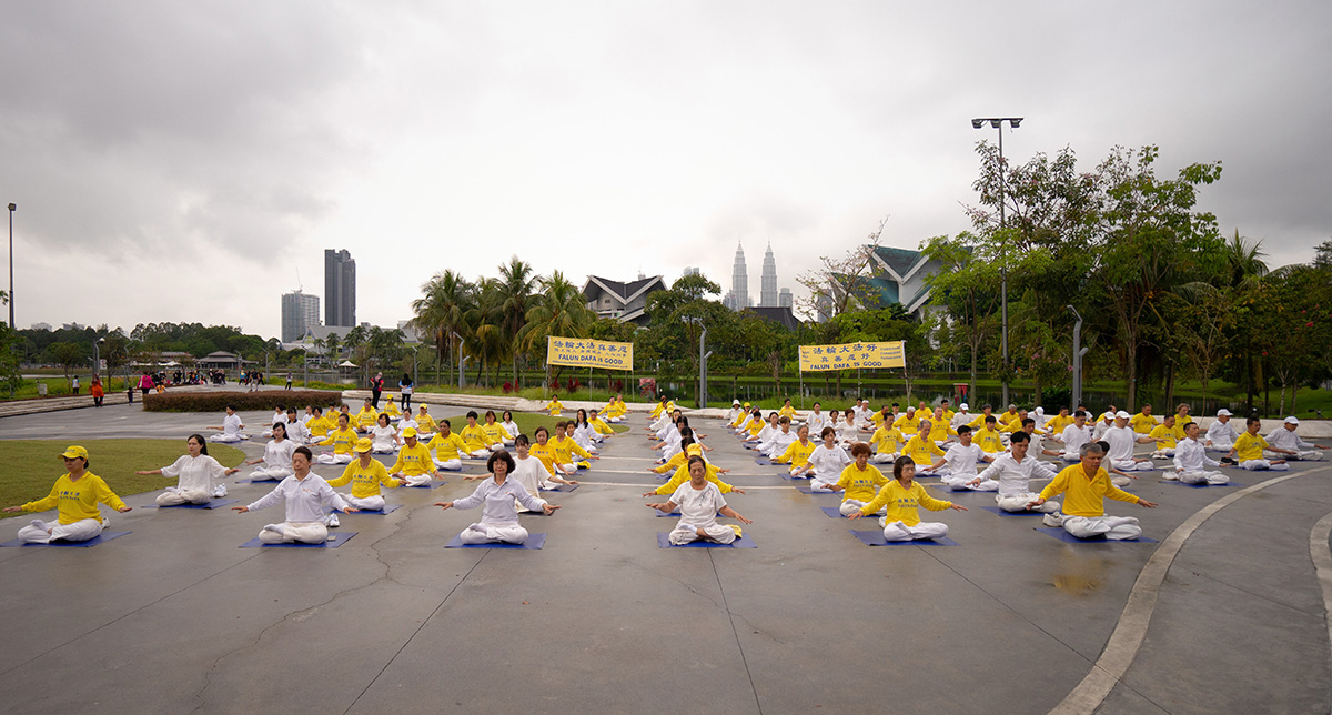 图二:2023 年七月9 日,马来西亚部份法轮功学员在吉隆坡蒂蒂旺沙公园,举办了七·二零反迫害二十四周年活动。图为法轮功学员在蒂蒂旺沙公园广场举行了集体炼功。