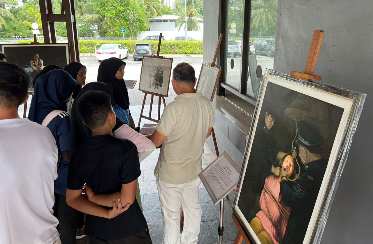 图五:“真、善、忍画展”,民众耐心聆听真相。