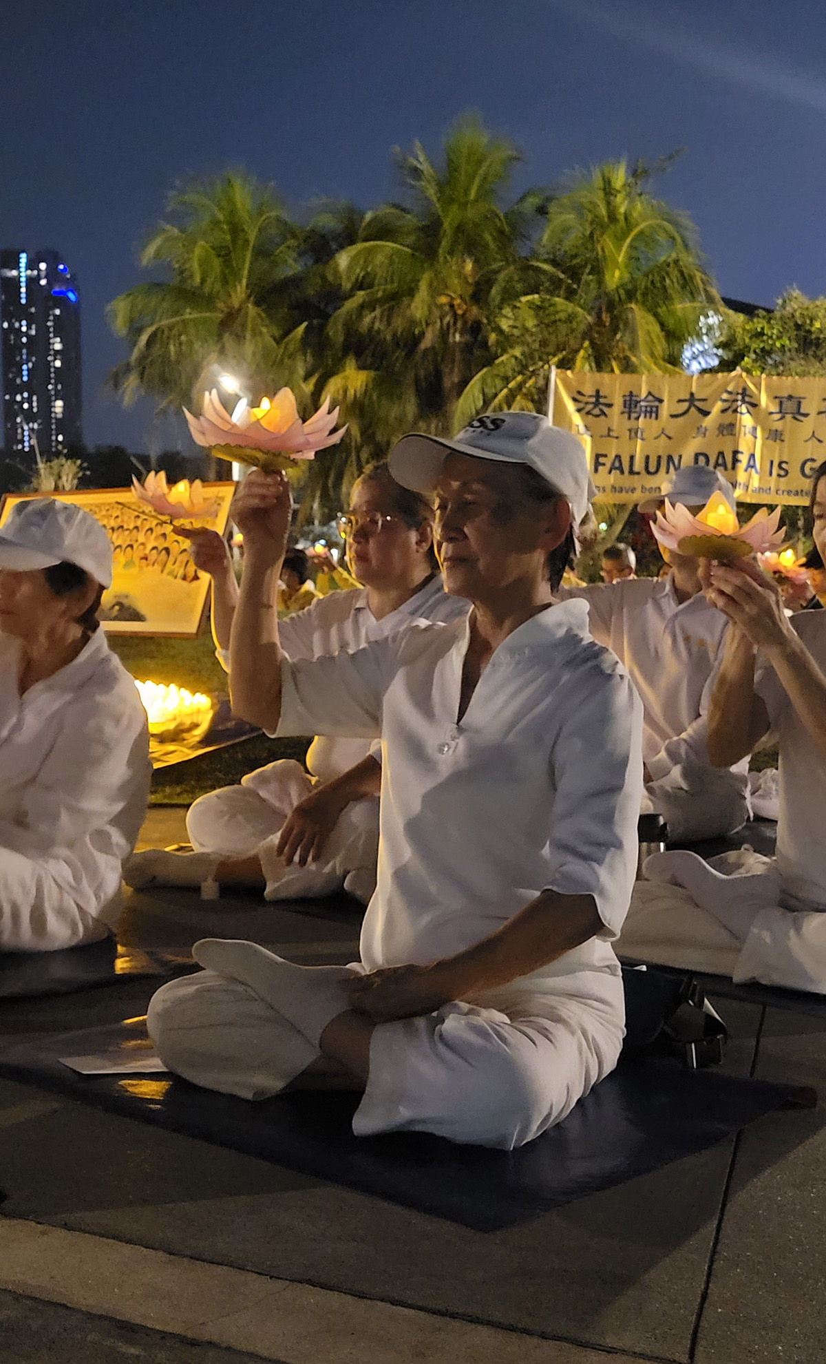 图六~七:2023 年七月9 日傍晚,马来西亚部份法轮功学员举行烛光悼念活动,悼念被中共迫害的同修。
