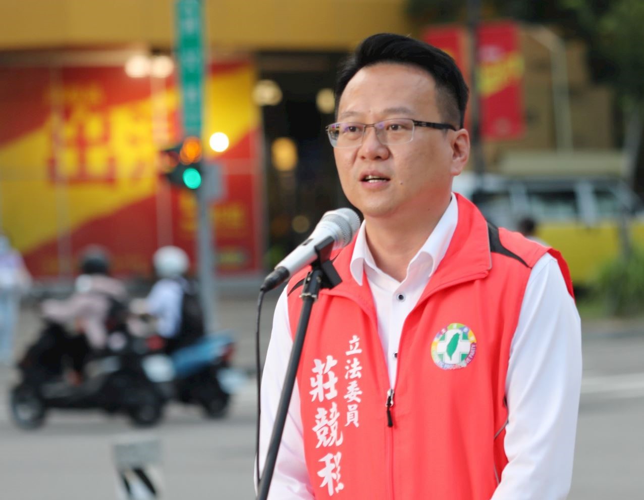 '图13:台湾立委庄竞程到台中市文心森林公园集会现场声援法轮功反迫害。'